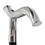 Tradizionale bastone da passeggio elegante e funzionale con impugnatura Derbys ondulata con decoro rigato placcata argento 925.