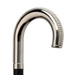 Tradizionale bastone da passeggio elegante e funzionale con impugnatura Crook personalizzata con borchie, placcata argento 925.